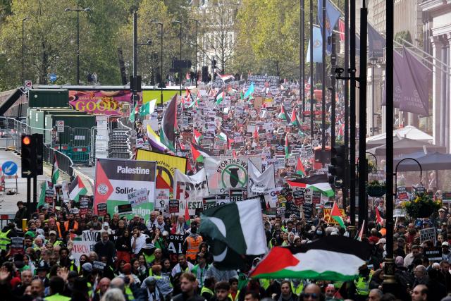 Pro-Palestinian protesters call for ceasefire at Grand Central