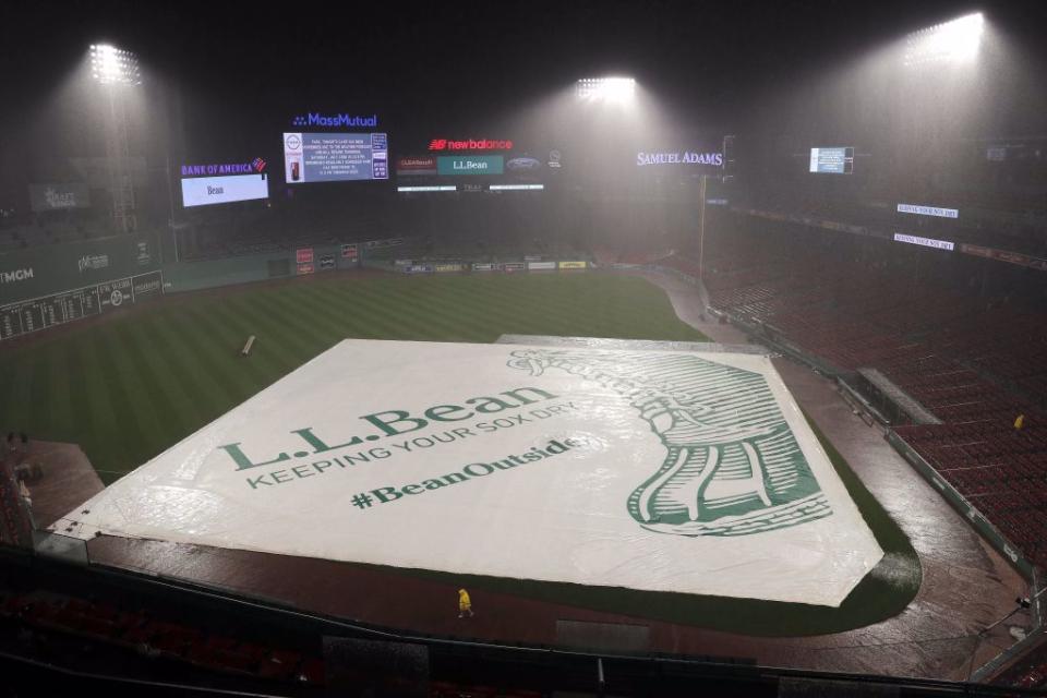 紅襪主場芬威球場在最近一波系列賽遭到大雨侵襲。（美聯社）