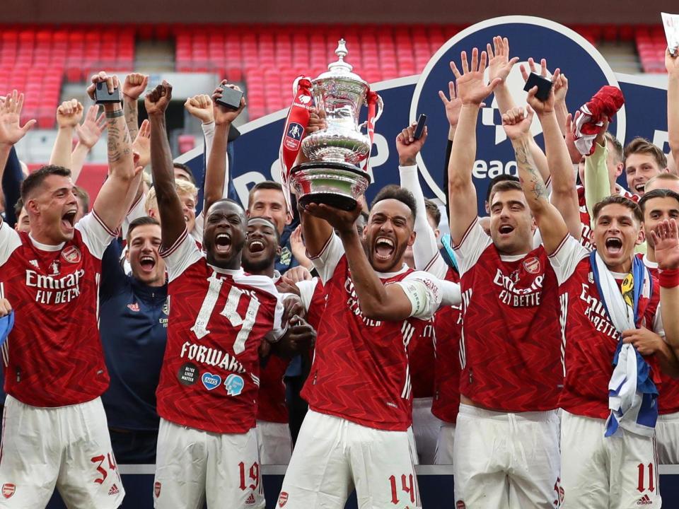 Arsenal's Pierre-Emerick Aubameyang celebrates with the trophy: Pool via REUTERS