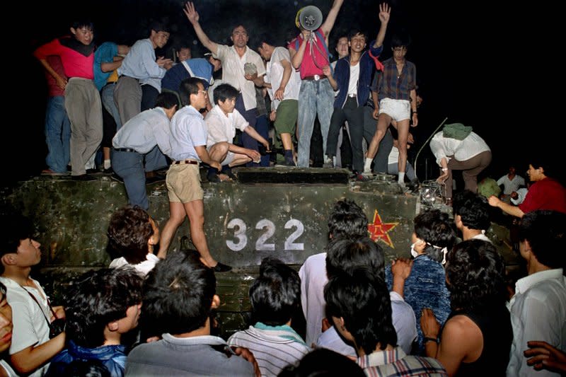 1989年6月4日，六四天安門事件爆發，北京當局血腥鎮壓示威學生（美聯社）