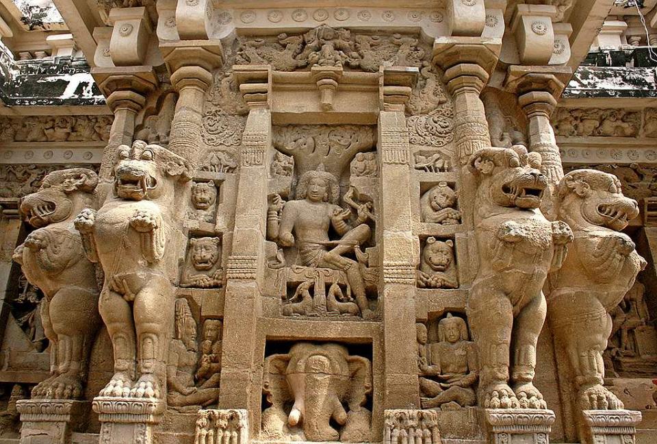 Dakshinamoorthy at Kailasanathar Temple, Kanchipuram is an aspect of Lord Shiva that depicts him as the great teacher of yoga, music and the wisdom of the shastras.