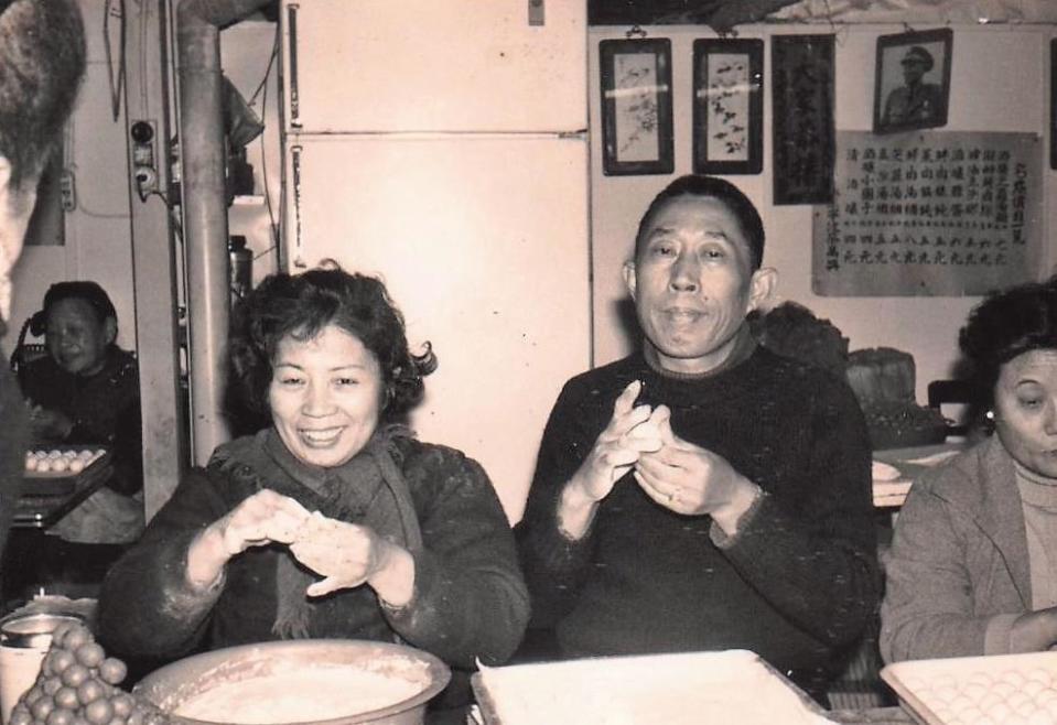 第一代創辦人曹國財（右）與周夏珍（左）擅長製作湯圓小點。（曹愛琴提供）