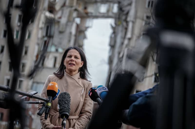 German Foreign Minister Annalena Baerbock gives a press statement in front of the former headquarters of the regional administration of Mykolaiv Oblast during her two-day visit to Ukraine. Kay Nietfeld/dpa