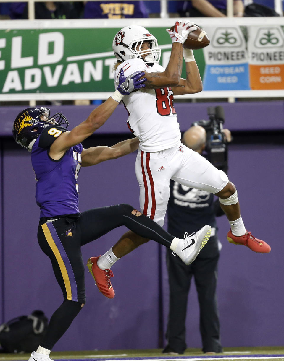 South Dakota’s Dakarai Allen pulled down an insane one-handed grab in the Coyotes’ spring game on Friday. (Brandon Pollock/AP)