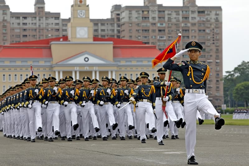 陸軍官校16日將舉辦黃埔軍校創校100周年慶祝活動，並於近日舉辦預演，圖為學生連踢正步。（圖／陸軍司令部提供）