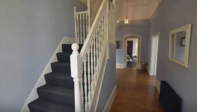 La casa fue renovada en 2011 y 2012 y tiene pisos de madera. Foto de Youtube.