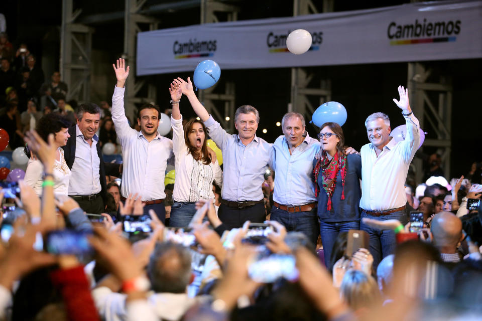 BAS02. BUENOS AIRES (ARGENTINA), 10/08/2017.- Fotografía cedida por el Comando de campaña de Cambiemos que muestra al presidente de Argentina, Mauricio Macri (c), mientras participa en un acto de cierre de campaña hoy, jueves 10 de agosto de 2017, en la ciudad de Córdoba (Argentina). La campaña para las primarias legislativas del próximo domingo cerró hoy con un llamado del presidente Mauricio Macri a sostener el cambio que ha supuesto su llegada al Ejecutivo y otro de la exmandataria Cristina Fernández a “corregir” el rumbo del actual Gobierno. EFE/Sebastian Pani/Comando de campaña de Cambiemos/SOLO USO EDITORIAL/NO VENTAS