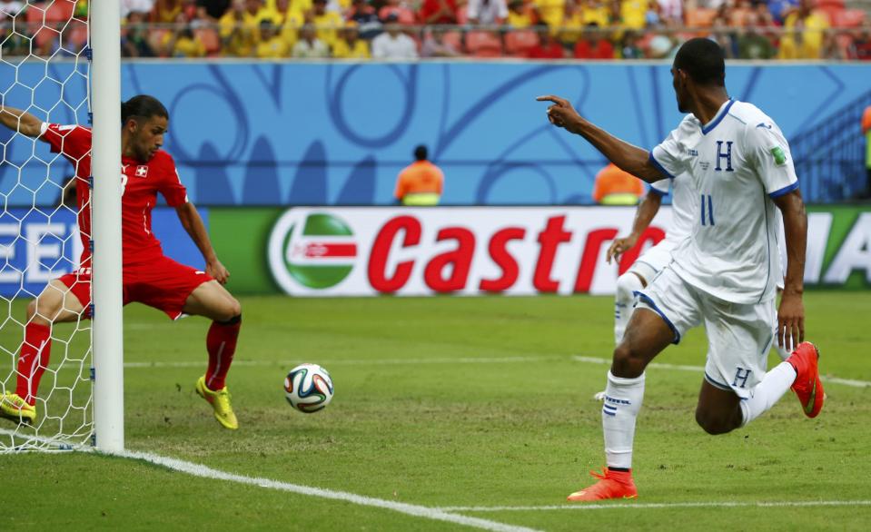 Jerry Bengtson of Honduras (R) watches as his shot is cleared off the line by Switzerland's Ricardo Rodriguez during their 2014 World Cup Group E soccer match at the Amazonia arena in Manaus June 25, 2014. REUTERS/Michael Dalder (BRAZIL - Tags: SOCCER SPORT WORLD CUP)