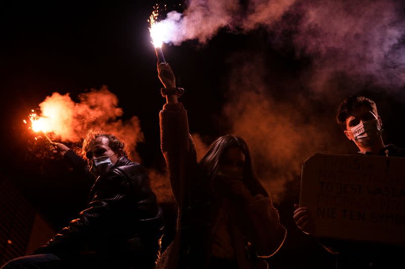 FOTO DE ARCHIVO: Personas protestan contra el fallo del Tribunal Constitucional de Polonia en Gdansk, Polonia, el 28 de octubre de 2020