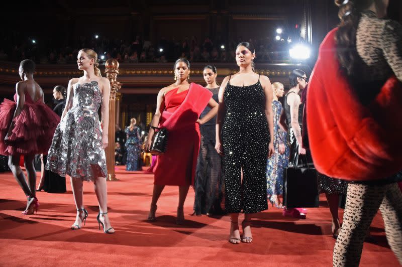 Das Finale bei Christian Sirianos Herbst 2018 Kollektion – die gleichzeitig das zehnte Jubiläum des Designers ist – war eine wunderschöne Kollektion, die seine bisher beste Arbeit war, sowohl was das Design als auch das inklusive Casting betrifft. (Bild: Getty Images)