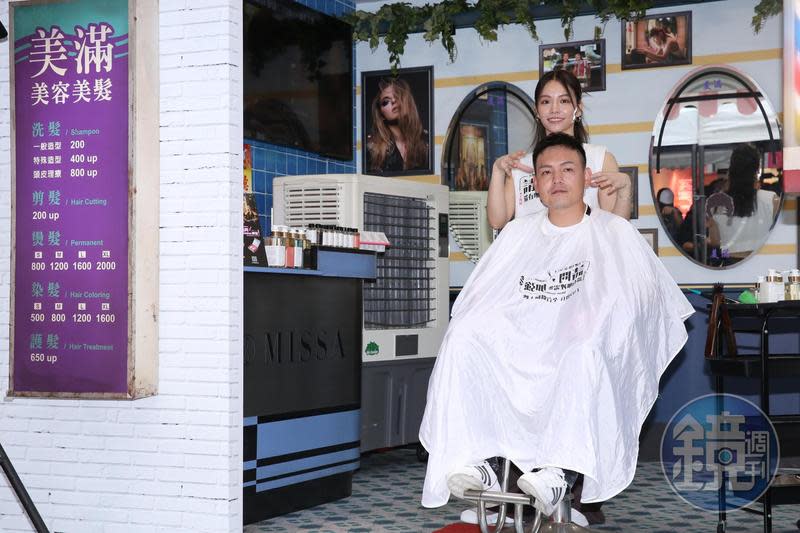 為了演出髮型助理，宋芸樺在4、5間理髮店學習洗頭按摩與剪髮技巧，更獲春風認證「洗得很舒服」。