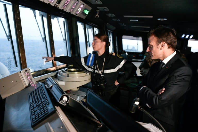 Le président Emmanuel Macron à bord du porte-avions Charles de Gaulle, au large de Toulon, le 14 novembre 2018