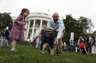 <p>La celebración anual, conocida como “Easter Egg Roll”, gira en torno a los niños, encargados de buscar huevos de colores entre los arbustos del jardín para luego empujarlos hasta la línea de meta con la única ayuda de una cuchara de madera. (Photo: Carolyn Kaster/AP) </p>