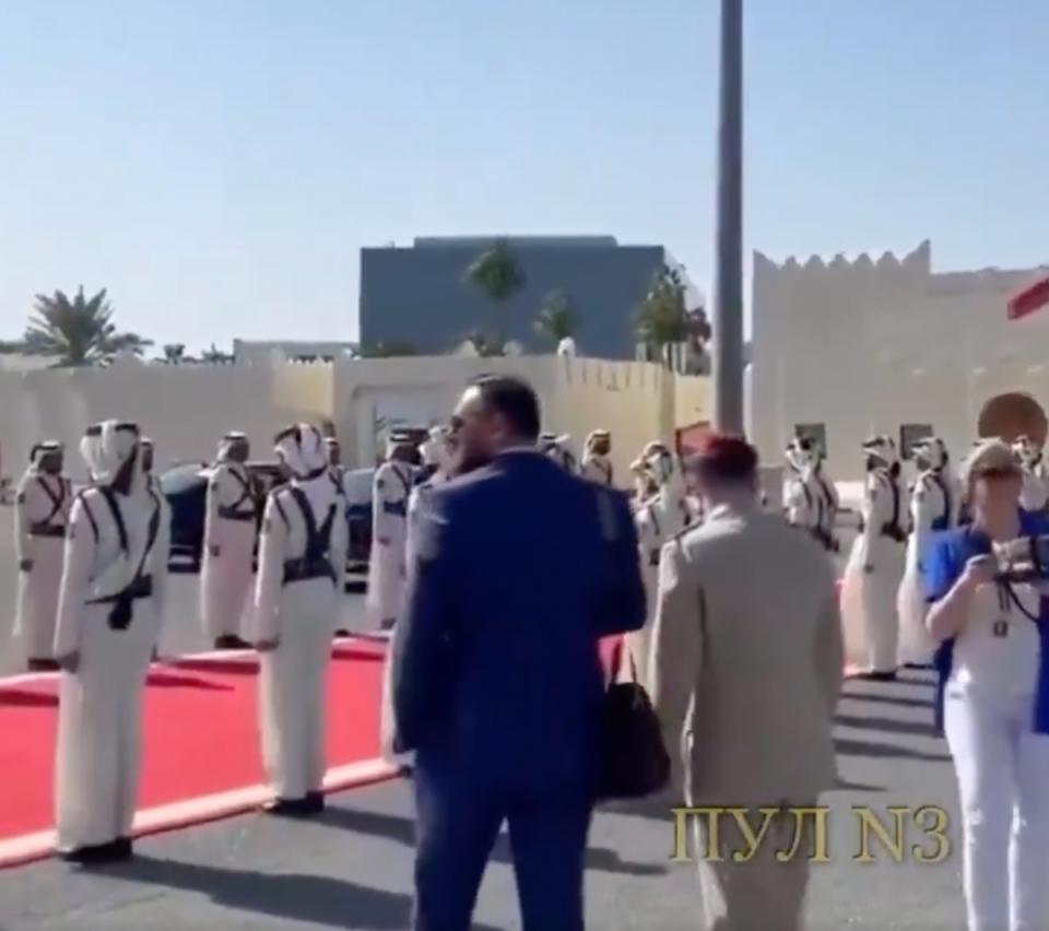 儘管一旁已鋪設迎接貴賓的紅地毯，兩側有一整排的軍事儀隊，但遲遲未有卡達官員到場迎接德國總統的大駕光臨。   圖：擷自「X」@benoitm_mtl