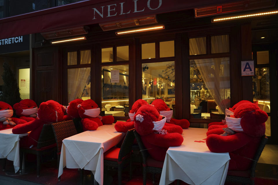 En esta foto del lunes 4 de mayo de 2020, osos de peluche con mascarillas se sientan a la mesa en la terraza del restaurante italiano Nello en Madison Avenue durante la pandemia de coronavirus en Nueva York. El restaurante está abierto en este momento solo para pedidos a domicilio y para llevar. (Foto AP / Pamela Hassell)