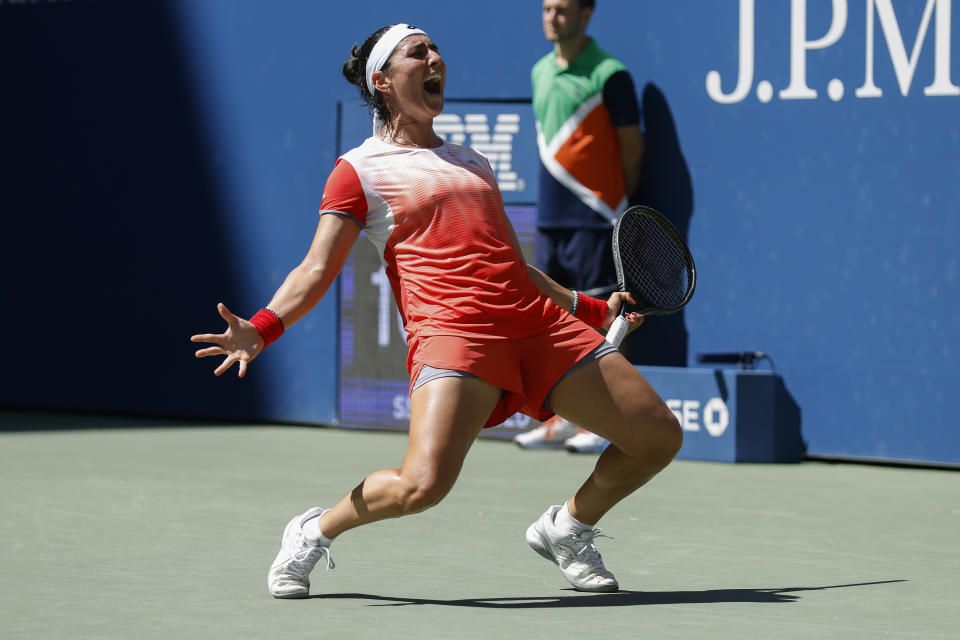 La tunecina Ons Jabeu festeja su difícil triunfo sobre la estadounidense Shelby Rogers en la tercera ronda del torneo de tenis Abierto de Estados Unidos en Nueva York, el viernes 2 de septiembre de 2022. (AP Foto/Jason DeCrow)