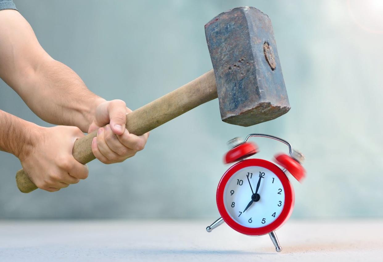 <a href="https://www.shutterstock.com/es/image-photo/early-awakening-ringing-alarm-clock-man-1489633028" rel="nofollow noopener" target="_blank" data-ylk="slk:Shutterstock / Varavin88;elm:context_link;itc:0;sec:content-canvas" class="link ">Shutterstock / Varavin88</a>