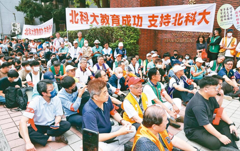 國土署昨天審議建國啤酒廠都市計畫案，北科大校友與支持割地者坐在大門口表達訴求。 記者杜建重／攝影