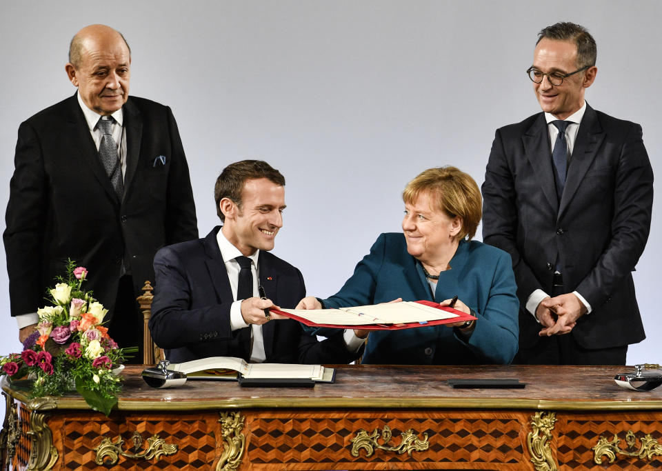 Merkel und Macron bei der Vertragsunterzeichnung (Bild: AP Photo/Martin Meissner)