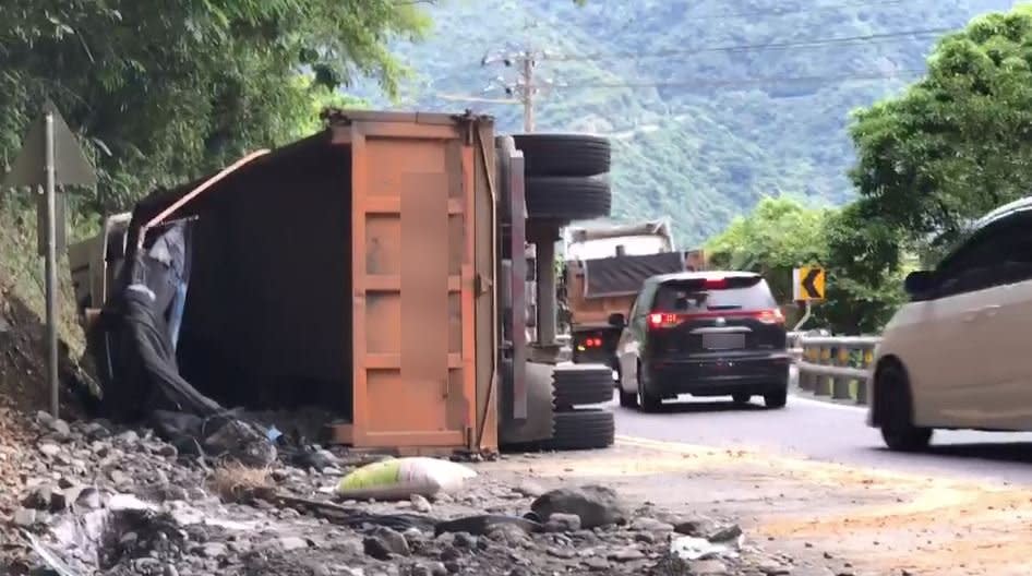 快新聞／蘇花公路曳引車90度翻覆　一線道下午5點恢復通車