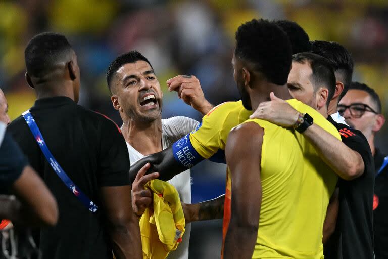 Suárez increpa a Borja, tras el final del partido entre Colombia y Uruguay