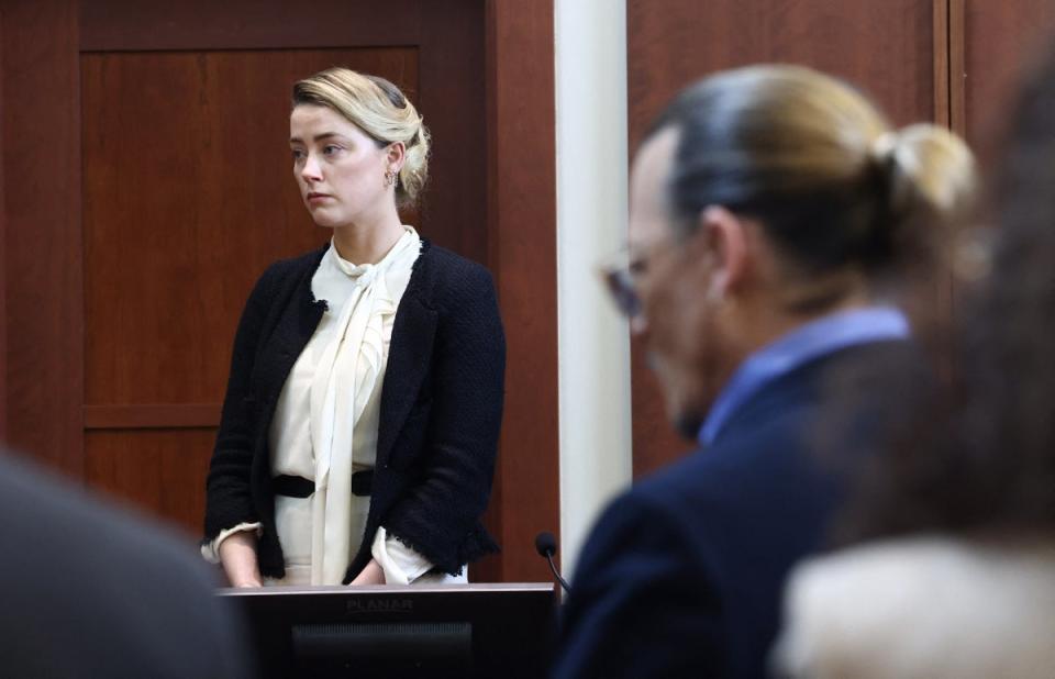 Amber Heard testifica mientras el actor Johnny Depp mira durante su juicio por difamación en mayo de 2022 (POOL/AFP vía Getty Images)