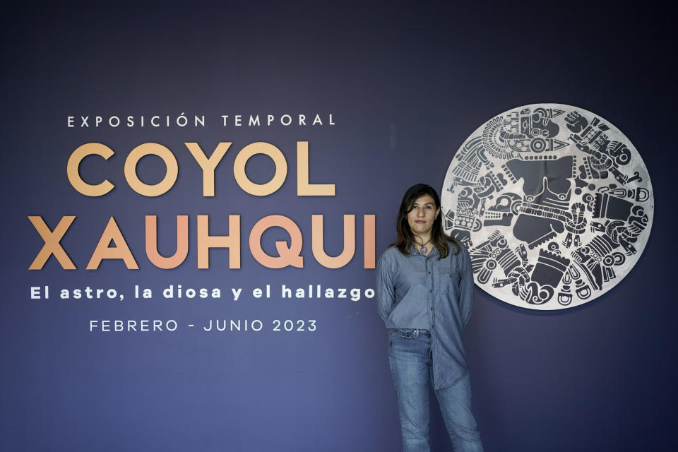 Patricia Ledesma, arqueóloga y directora del Museo del Templo Mayor, posa para una foto en la entrada de una nueva exhibición que marca el 45 aniversario del descubrimiento de un monolito que representa a Coyolxauhqui, la diosa lunar mexica, en la Ciudad de México, el miércoles 29 de marzo de 2023. Ledesma dijo que sus antecesores se dieron a la tarea de rescatar las huellas de la civilización mexica después de la época colonial, en 1821. (AP Foto/Eduardo Verdugo)