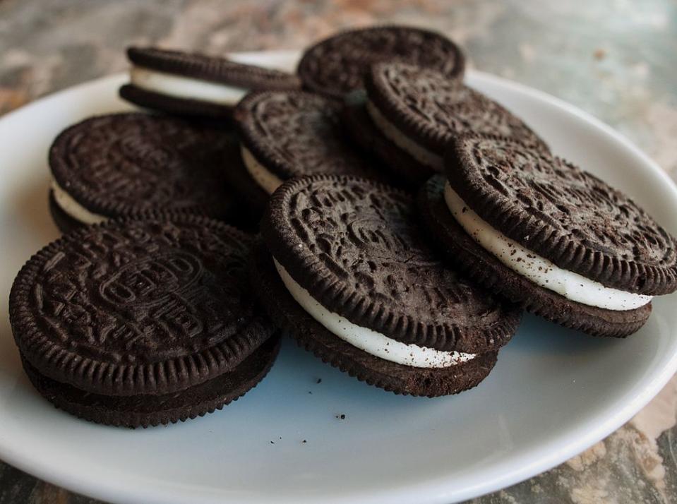 One side of the Oreo actually *does* get icing after twisting, according to science