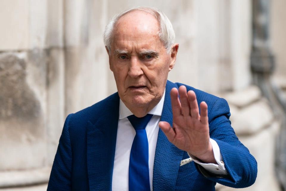 Sir Frederick Barclay devant la Royal Courts of Justice de Londres, où un juge examine s'il est coupable d'outrage au tribunal pour avoir omis de verser de l'argent à son ex-femme (Dominic Lipinski / PA) (PA Wire)