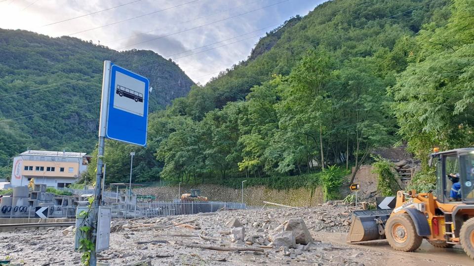 Aufnahmeort unbekannt: Nach einem Murenabgang ist eine Straße von Schlamm und Geröll verschüttet.  Südtirol kämpft nach starkem Regen gegen Hochwasser.