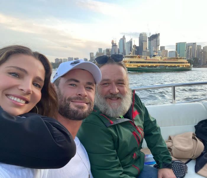 Elsa Pataky, Chris Hemsworth y Russell Crowe, en un barco en Sídney
