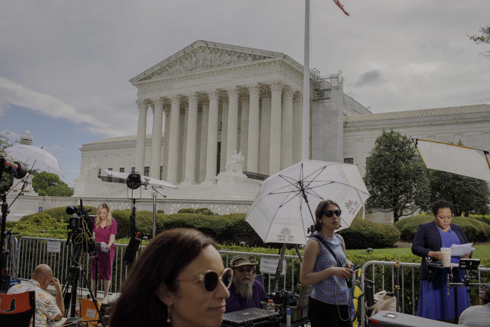 Reporteros trabajan fuera de la Corte Suprema en Washington, el jueves 27 de junio de 2024 (Jason Andrew/The New York Times).