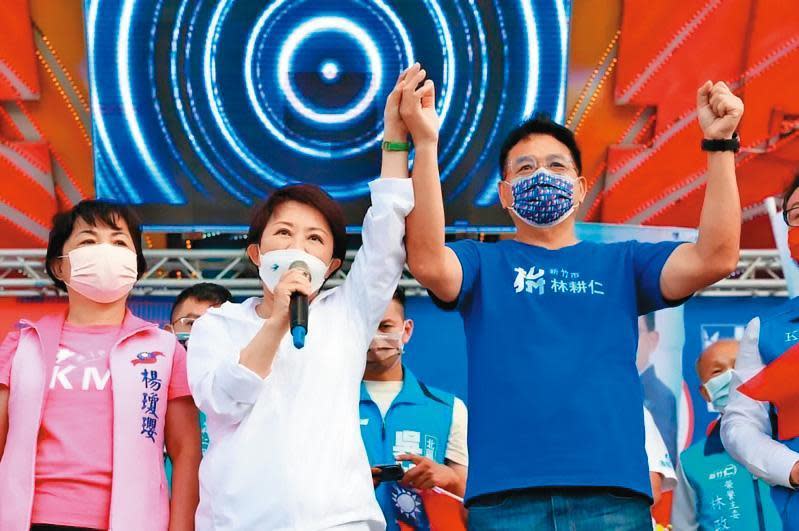 盧秀燕（左）8日替黨提名參選新竹市長的林耕仁（右）站台，隔日卻與高虹安合體。（盧秀燕團隊提供）