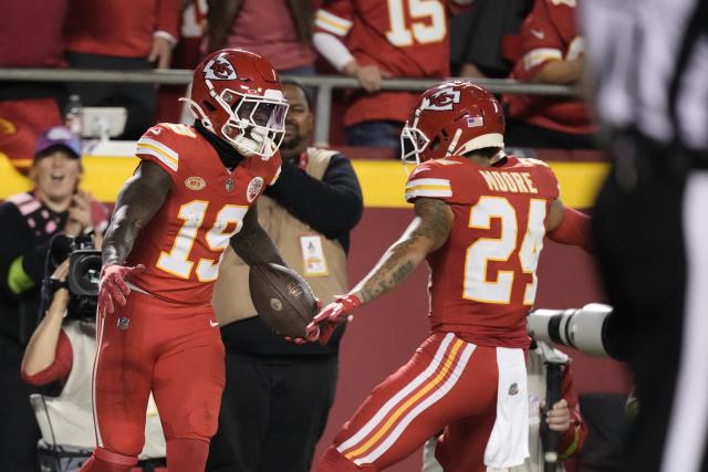 Chiefs nip Broncos thanks to big defensive touchdown