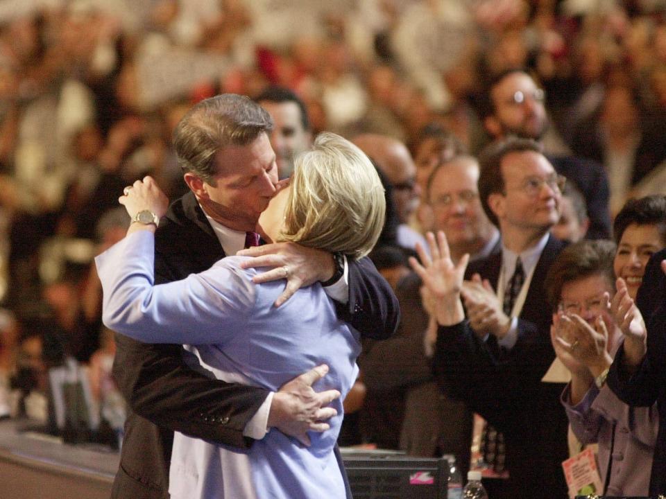 Al Gore and Tipper Gore kiss DNC 2000