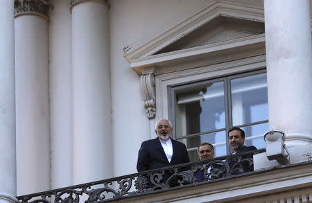 Iranian Foreign Minister Mohammad Javad Zarif (L) talks to journalist from a balcony of the Palais Coburg hotel where the Iran nuclear talks meetings are being held in Vienna, Austria July 9, 2015. REUTERS/Carlos Barria