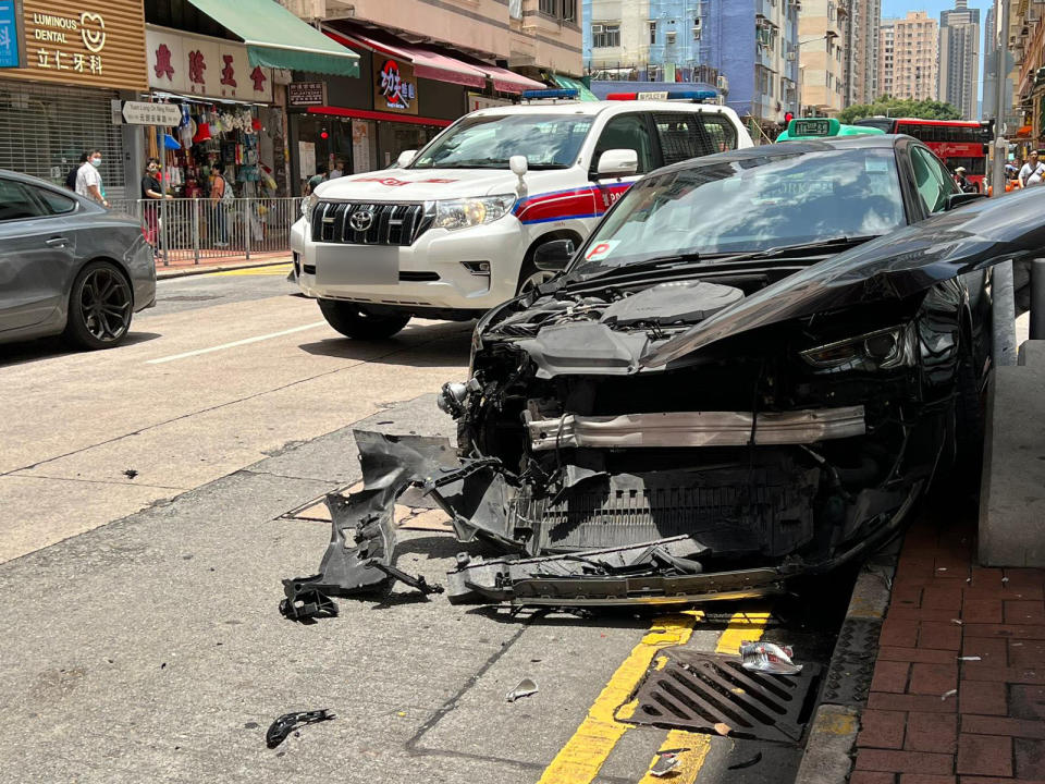 涉事私家車撞至車頭嚴重變形。