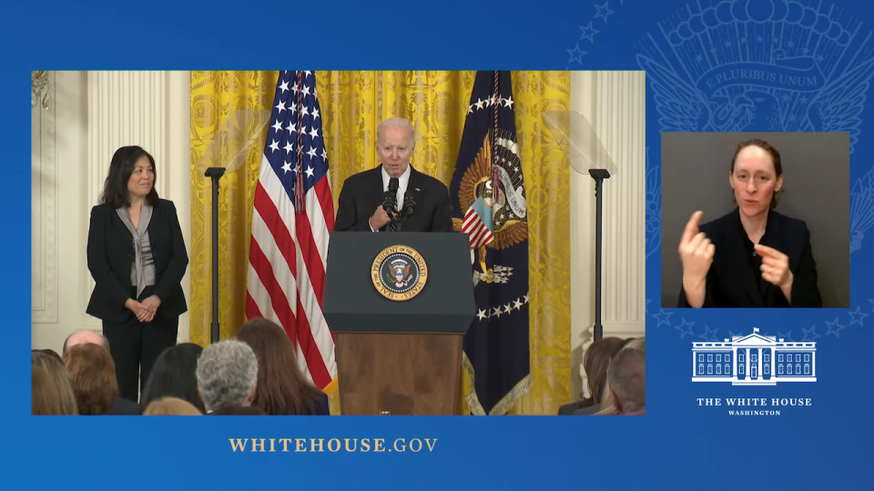 美國總統拜登（Joe Biden）在台灣時間 1 日正式提名現任勞工部副部長蘇維思（Julie Su）擔任勞工部長。   圖：翻攝自白宮影片