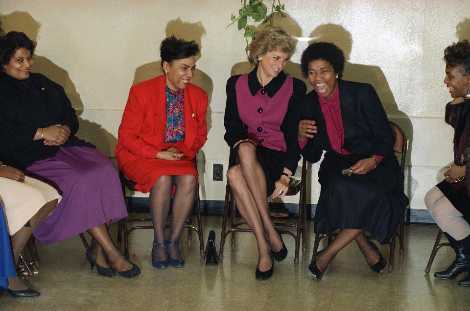 ARCHIVO – En esta fotografía de archivo del 2 de febrero de 1989 la princesa Diana, centro, sonríe mientras la directora de Henry Street Settlement Director Verona Middleton-Jeter ríe en el Henry Street Settlement en Nueva York. La princesa Diana, que era considerada tímida al saltar a la fama, se convirtió en una revolucionaria en sus años en la Casa de Windsor modernizando la monarquía como una institución más personal y cambiando la forma en la que la familia real se relacionaba con la gente. (Foto AP/Richard Drew, archivo)