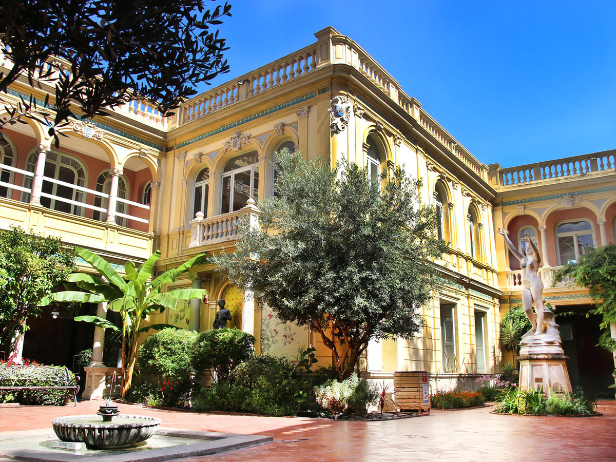 The Art Deco mansion that is L’Hôtel Pams is one of the city’s main attractions (Mateo)