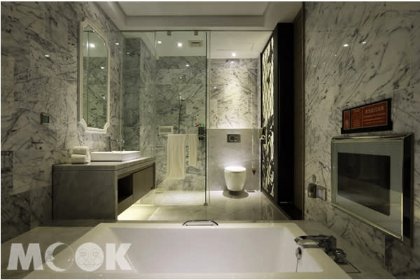 乾溼分離的浴室設計，配上大理石牆面，展現出大器的空間品味