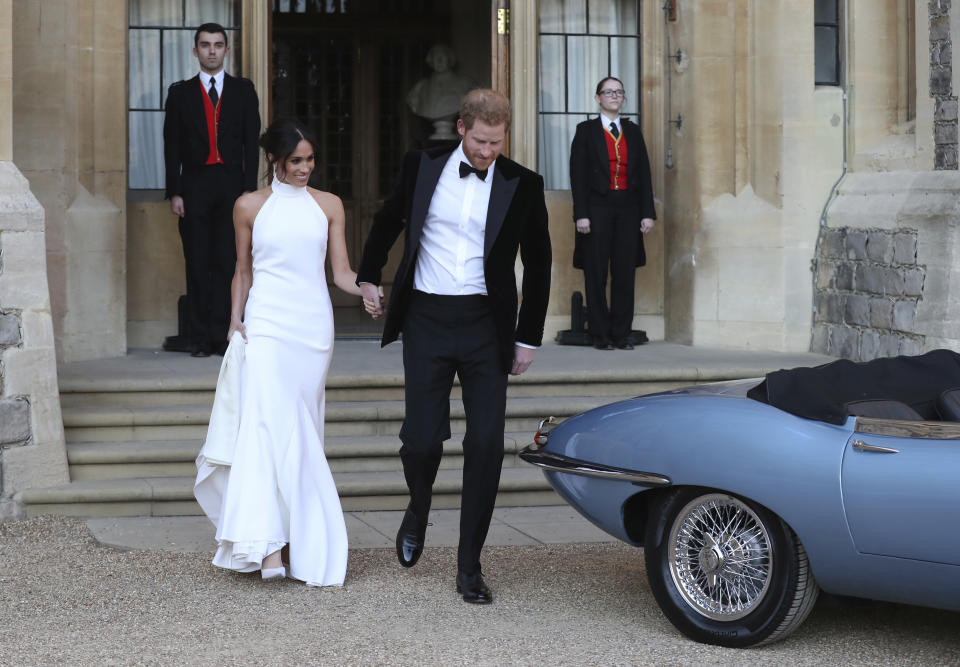 Herzogin Meghan in Stella McCartney mit Ehemann Prinz Harry am 19. Mai vor Schloss Windsor. (Bild: Steve Parsons/AP Photo)