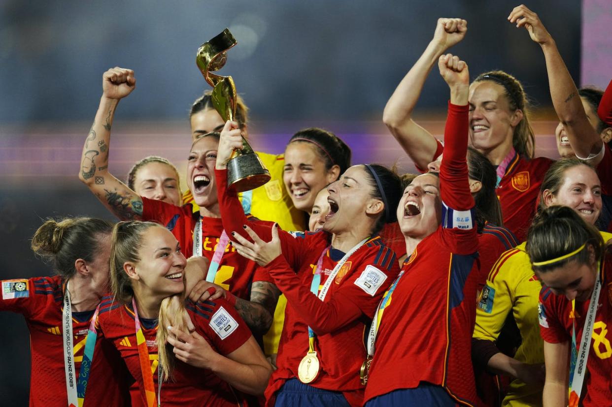 La española Esther González sostiene el trofeo celebrando al final de la final de la Copa del Mundo de fútbol femenino entre España e Inglaterra en el Estadio Australia en Sídney, Australia, el 20 de agosto de 2023. (AP Photo/Abbie Parr)