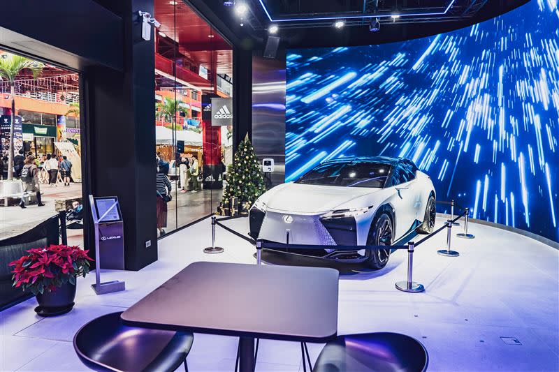 Lexus電動概念車LF-Z於 LEXUS ELECTRIFIED品牌概念店展出。(圖／Lexus提供)