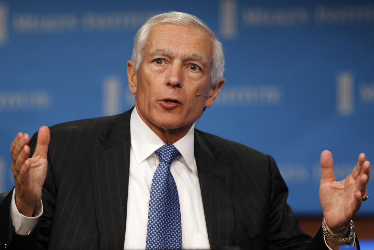 Wesley Clark, US-General im Ruhestand, weiß nicht nur, wie man mit scharfem Beschuss umgeht, sondern auch, was zu tun ist, wenn während eines Interviews plötzlich das Handy klingelt. (Bild: Reuters/Lucy Nicholson)