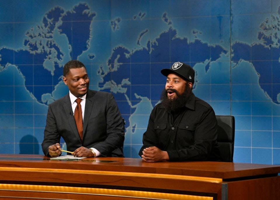Kenan Thompson (right) plays Ice Cube on the Weekend Update with Michael Che (left) in the November 6, 2021 episode 