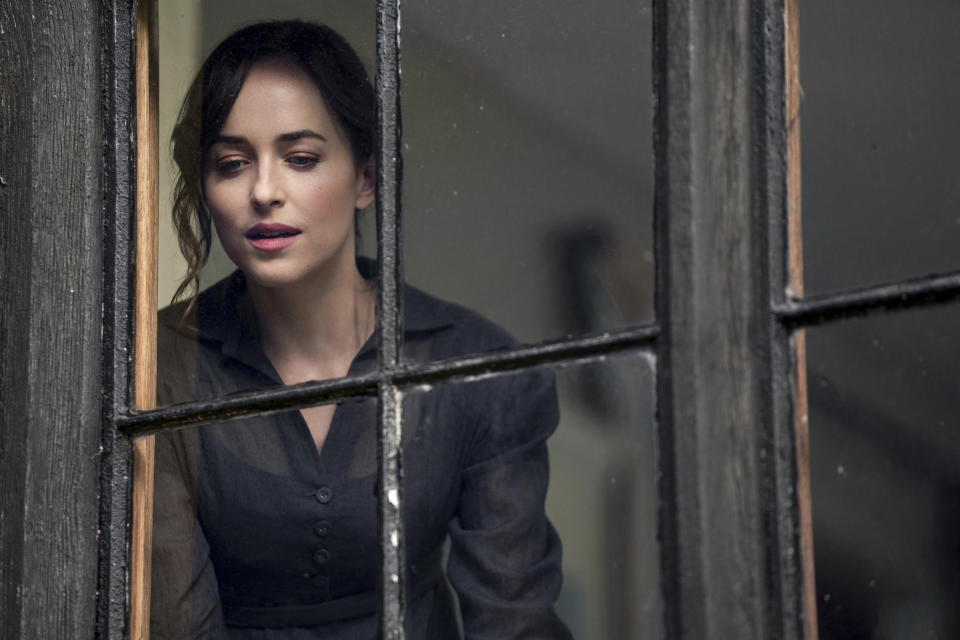 En esta imagen difundida por Netflix, Dakota Johnson en una escena de "Persuasion". (Nick Wall/Netflix vía AP)