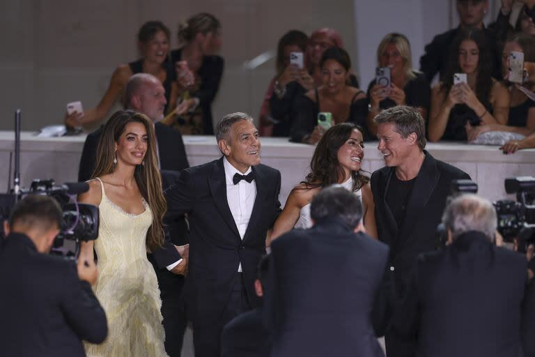 Amal y George Clooney, en la alfombra roja del festival de Venecia junto a Brad Pitt que llegó acompañado por su pareja, Ines de Ramon, posan entre risas para los fotógrafos 