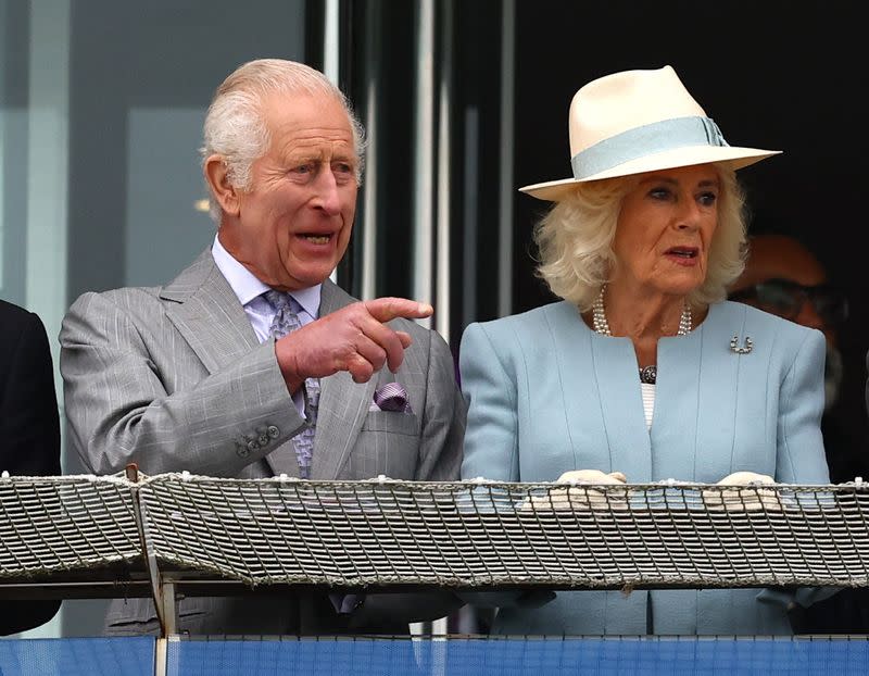 Foto de Archivo: El rey Carlos de Inglaterra y la reina Camilla de Inglaterra observan la 15:10 Holland Cooper Coronation Cup en en el hipódromo Epsom Downs, Epsom, Reino Unido.