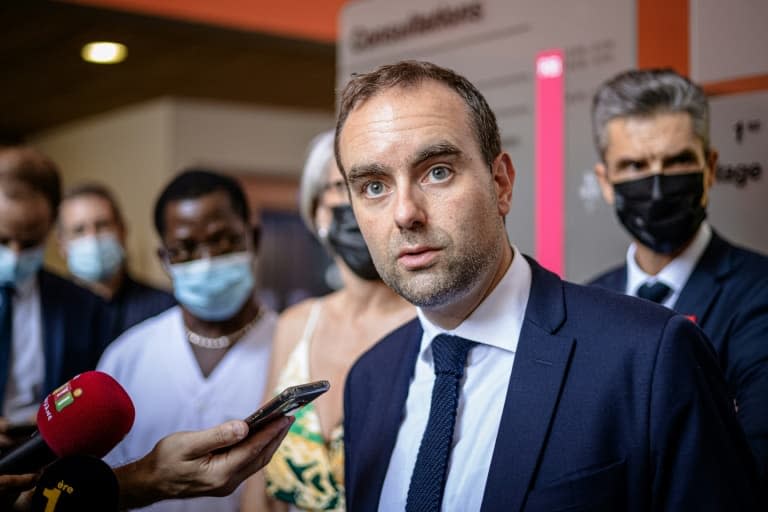 Le ministre des outre-mer Sébastien Lecornu répond aux journalistes lors d'un déplacement au centre hospitalier de Cayenne, le 25 septembre 2021 - jody amiet © 2019 AFP